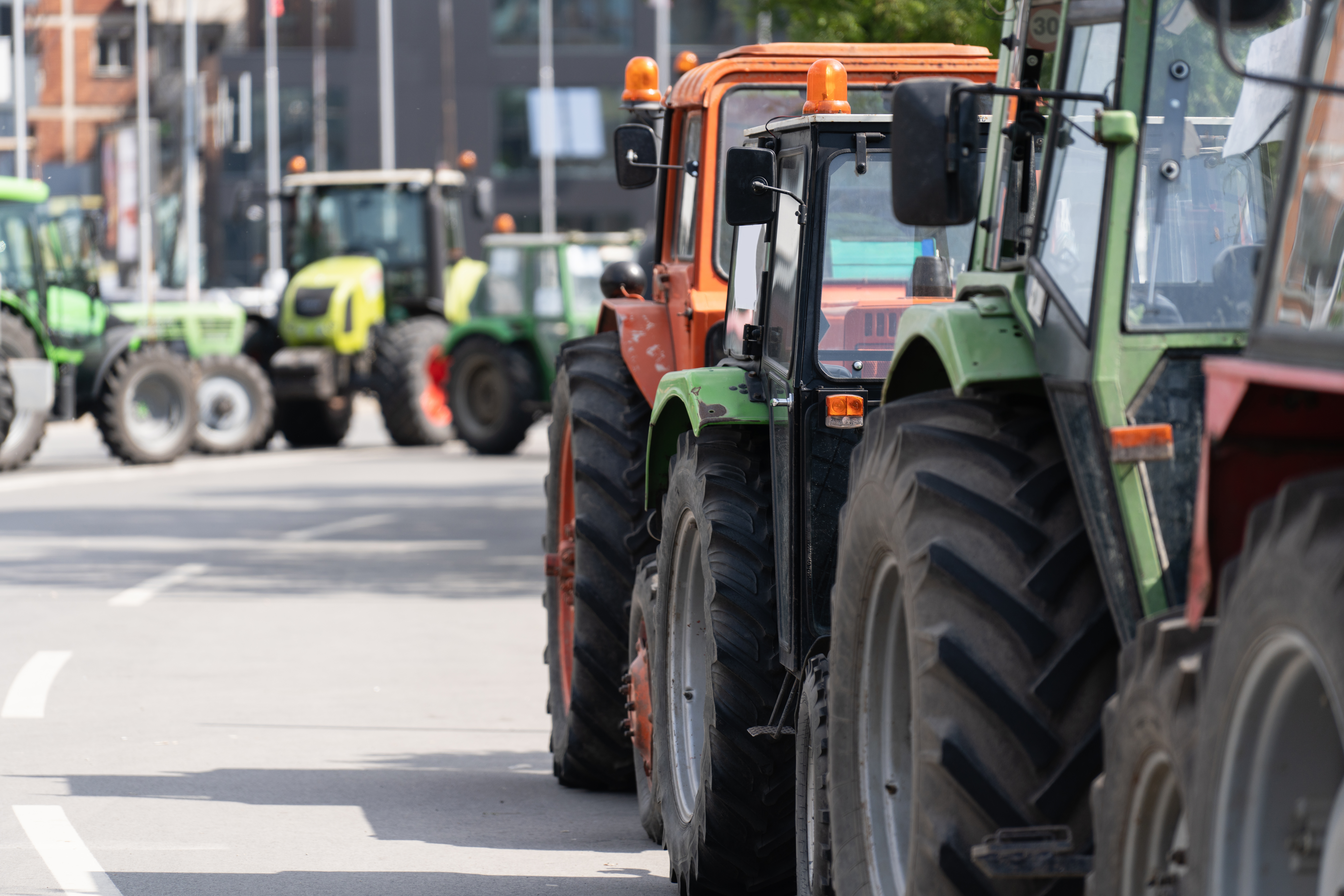 Dėl protestuojančių ūkininkų Europos miestuose blokuojami keliai