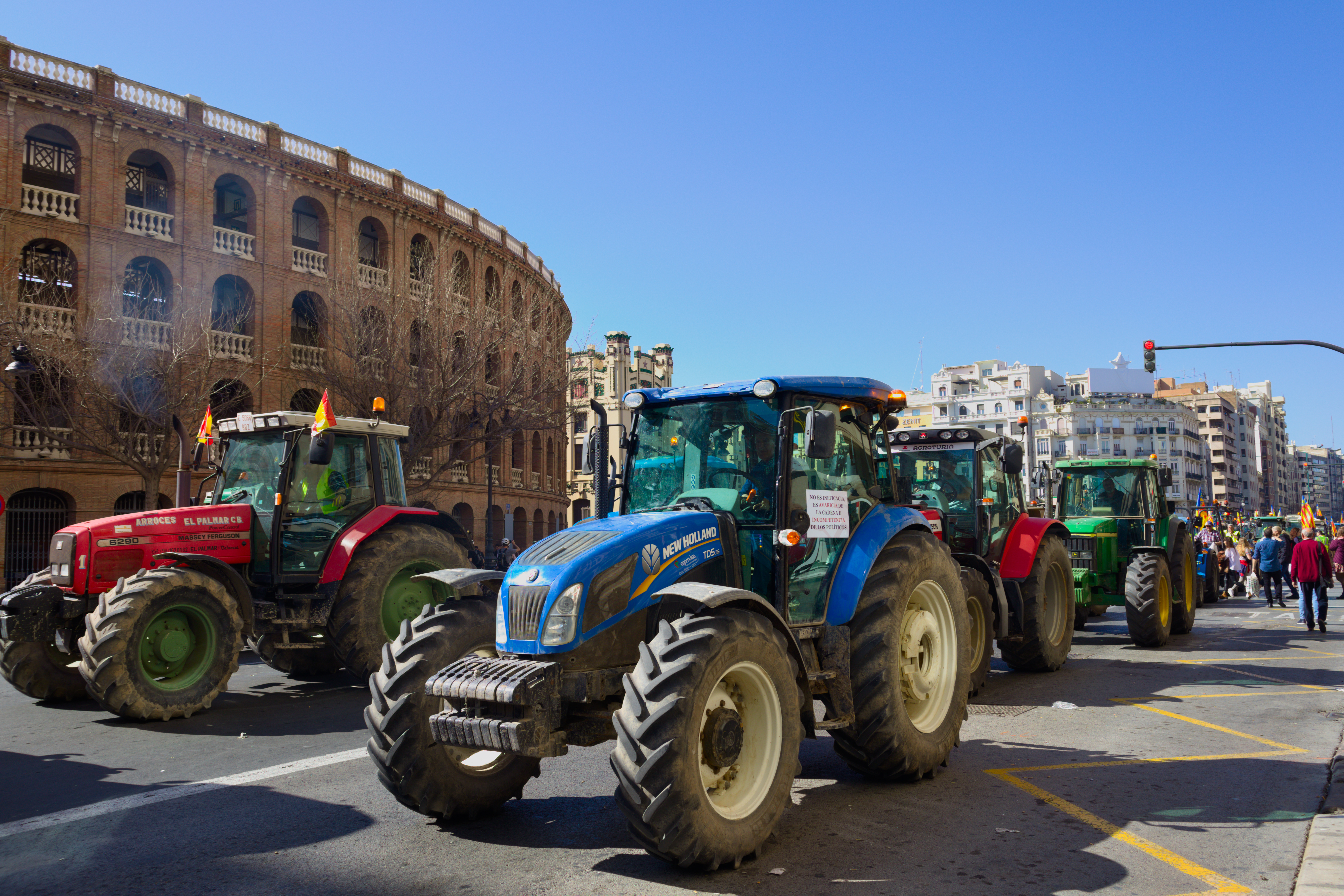 Protestuojantys Ispanijos ūkininkai blokuoja eismą keliuose
