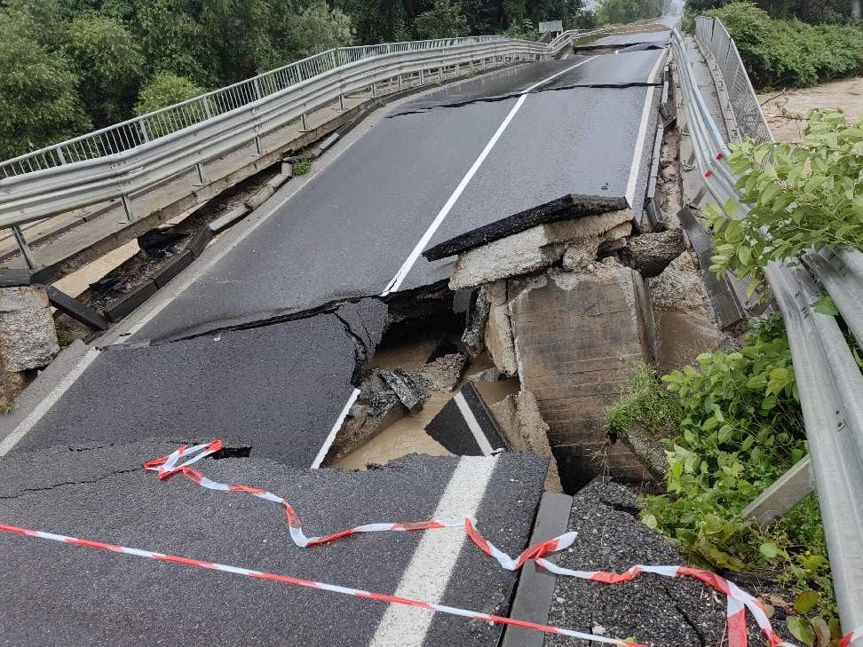 Dėl stiprių liūčių ir audros Slovėnijoje uždaromi keliai
